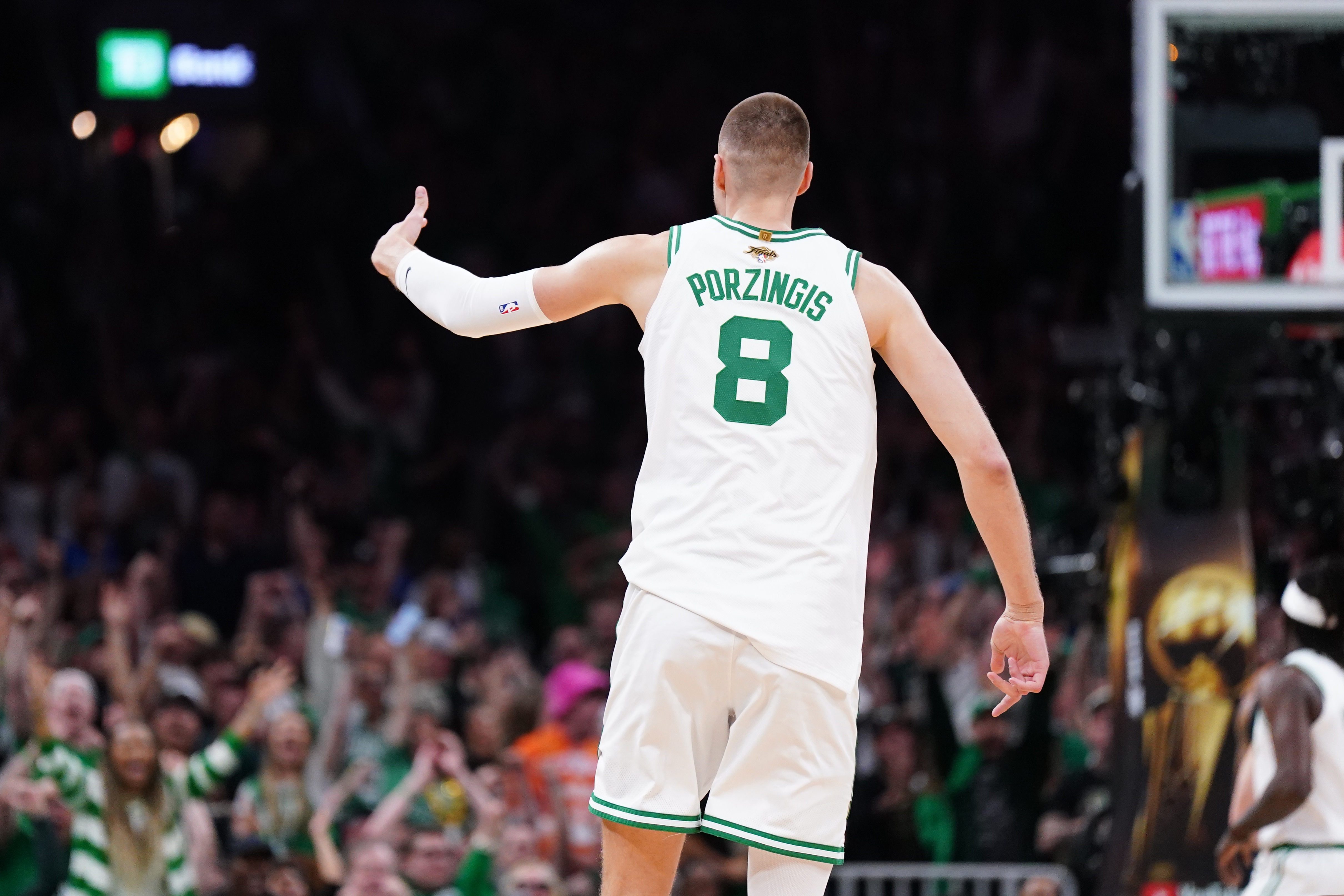 波津：對手有時(shí)會(huì )完全限制我投三分 我必須去內線(xiàn)搏殺