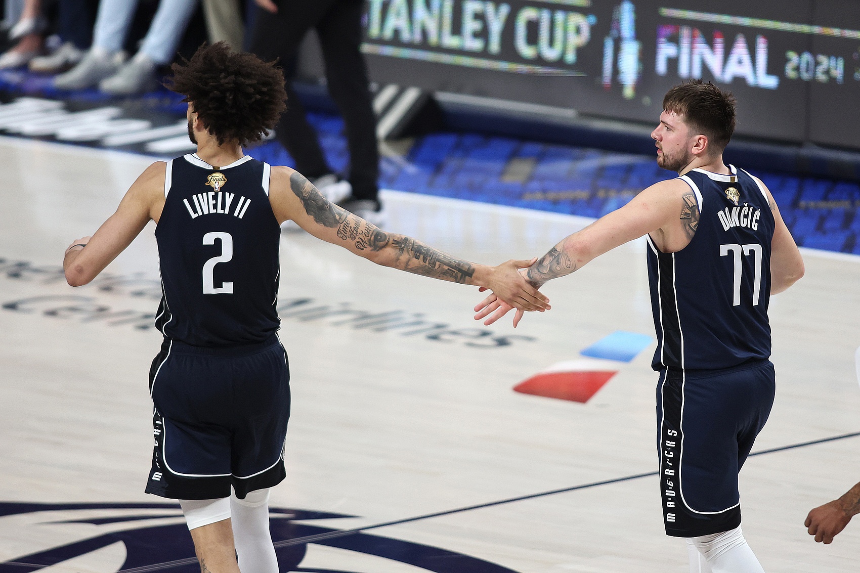 萊夫利:剛和東契奇打5V5時(shí)他連續讓我吃餅 他會(huì )給我傳各種空接